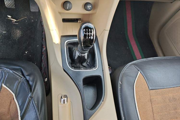 Used Wuling 730 2020 Commercial Vehicle 1.5L Manual Value Edition 7 Seats Gear Lever