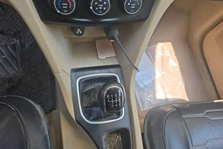 Used Wuling 730 2020 Commercial Vehicle 1.5L Manual Value Edition 7 Seats Gear Lever