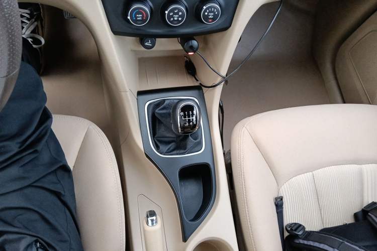 Used Wuling 730 2020 Commercial Vehicle 1.5L Manual Value Edition 7 Seats Gear Lever