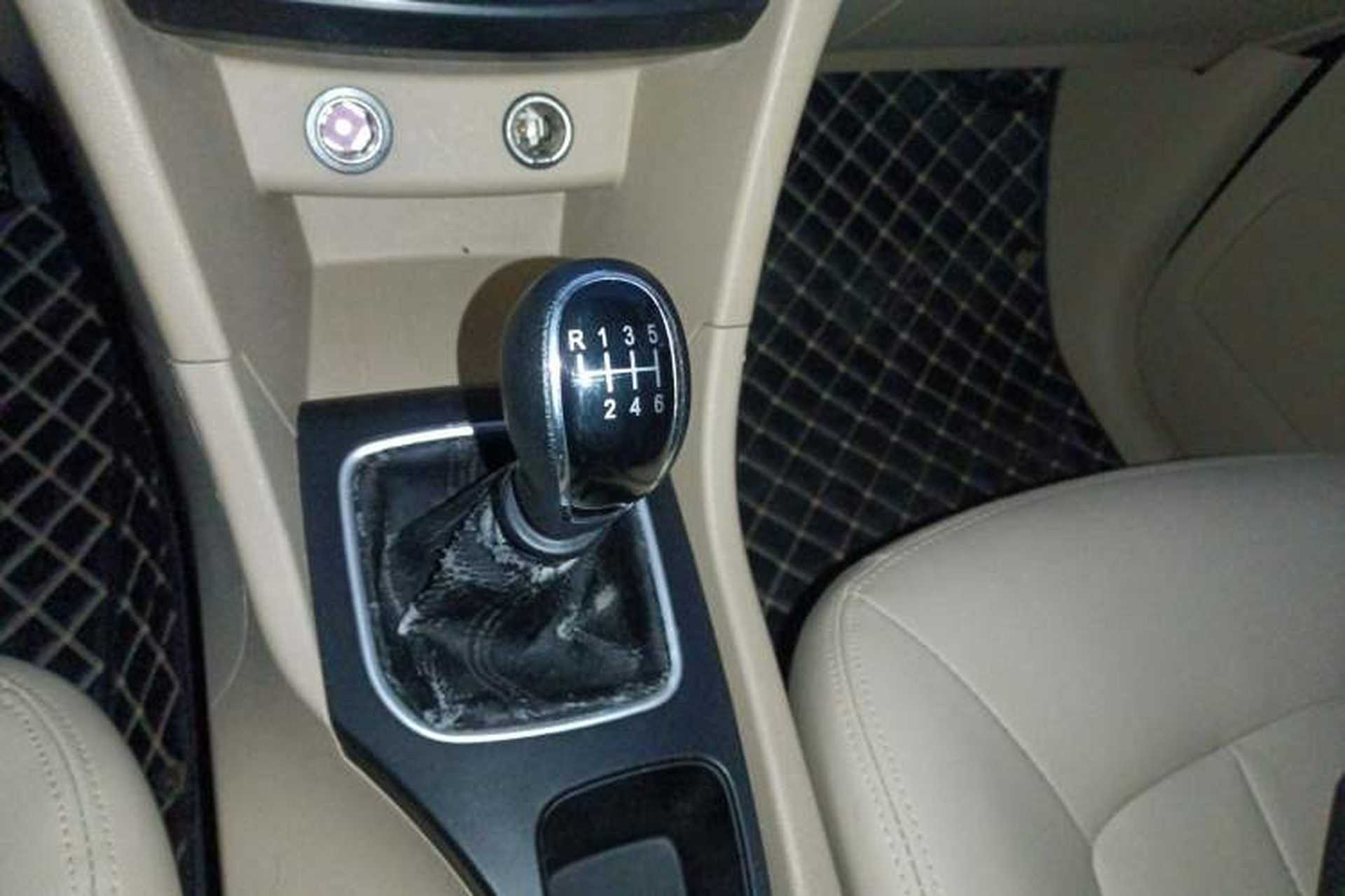 Used Wuling 730 2020 Commercial Vehicle 1.5L Manual Value Edition 7 Seats Gear Lever