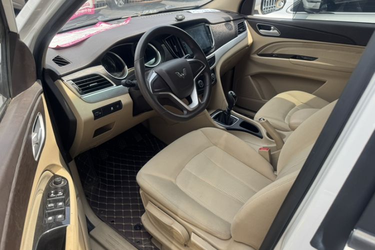Used Wuling 730 2020 Commercial Vehicle 1.5L Manual Value Edition 7 Seats Interior 2