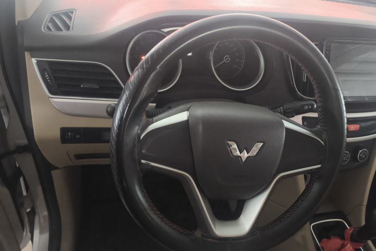 Used Wuling 730 2020 Commercial Vehicle 1.5L Manual Value Edition 7 Seats Interior 2