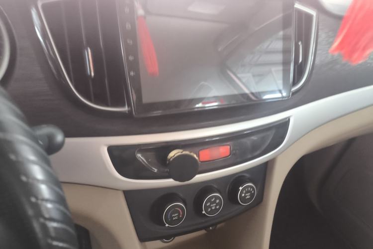 Used Wuling 730 2020 Commercial Vehicle 1.5L Manual Value Edition 7 Seats Interior 3