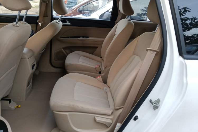 Used Wuling 730 2020 Commercial Vehicle 1.5L Manual Value Edition 7 Seats Interior 4