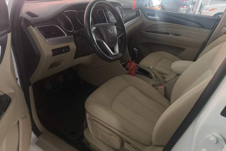 Used Wuling 730 2020 Commercial Vehicle 1.5L Manual Value Edition 7 Seats Interior 5