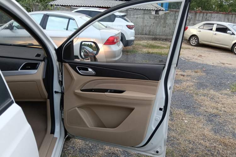 Used Wuling 730 2020 Commercial Vehicle 1.5L Manual Value Edition 7 Seats Interior 5