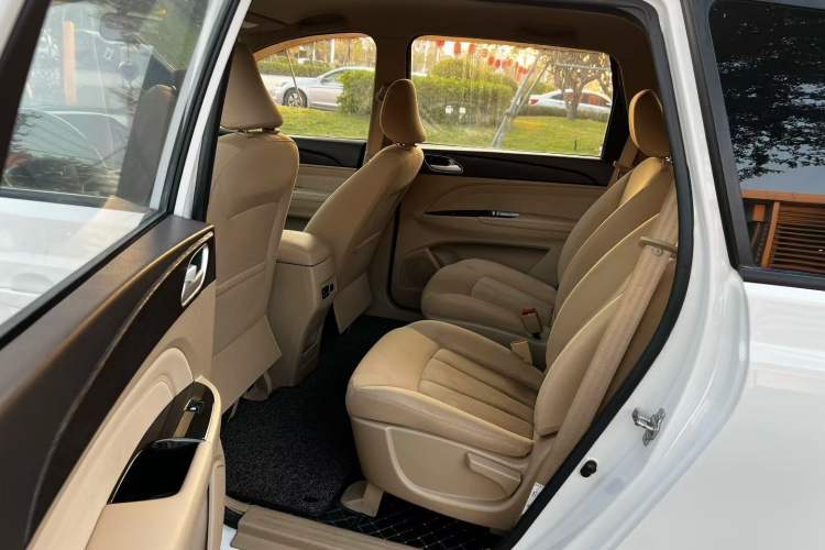 Used Wuling 730 2020 Commercial Vehicle 1.5L Manual Value Edition 7 Seats Interior 6