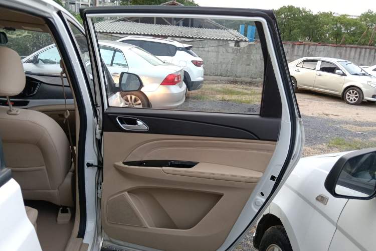 Used Wuling 730 2020 Commercial Vehicle 1.5L Manual Value Edition 7 Seats Interior 6