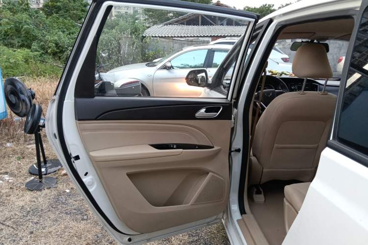 Used Wuling 730 2020 Commercial Vehicle 1.5L Manual Value Edition 7 Seats Interior 8