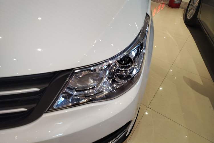 Used Wuling 730 2020 Commercial Vehicle 1.5L Manual Value Edition 7 Seats Left Front Headlight