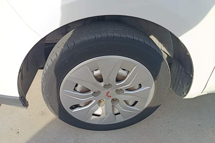 Used Wuling 730 2020 Commercial Vehicle 1.5L Manual Value Edition 8 Seats Left Front Wheel Hub
