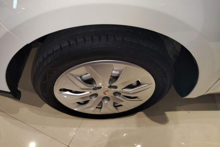 Used Wuling 730 2020 Commercial Vehicle 1.5L Manual Value Edition 7 Seats Left Front Wheel Hub