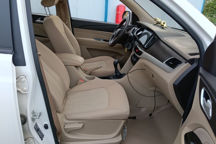 Used Wuling 730 2020 Commercial Vehicle 1.5L Manual Value Edition 7 Seats Right Front Seat
