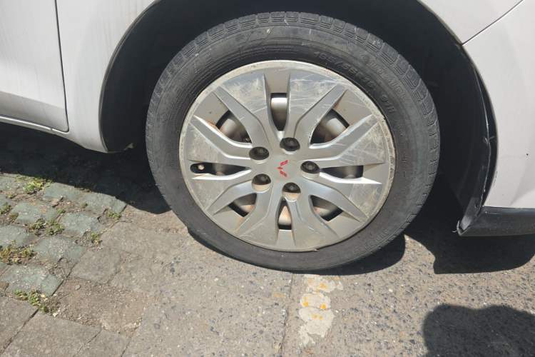 Used Wuling 730 2020 Commercial Vehicle 1.5L Manual Value Edition 7 Seats Right Front Wheel Hub