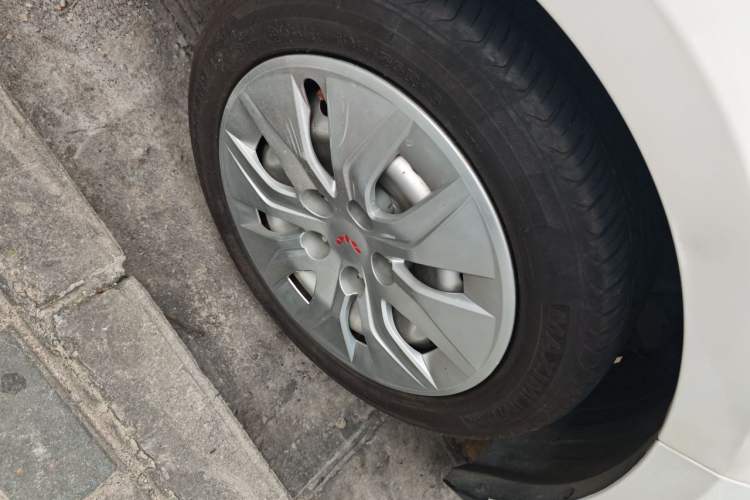 Used Wuling 730 2020 Commercial Vehicle 1.5L Manual Value Edition 7 Seats Right Front Wheel Hub