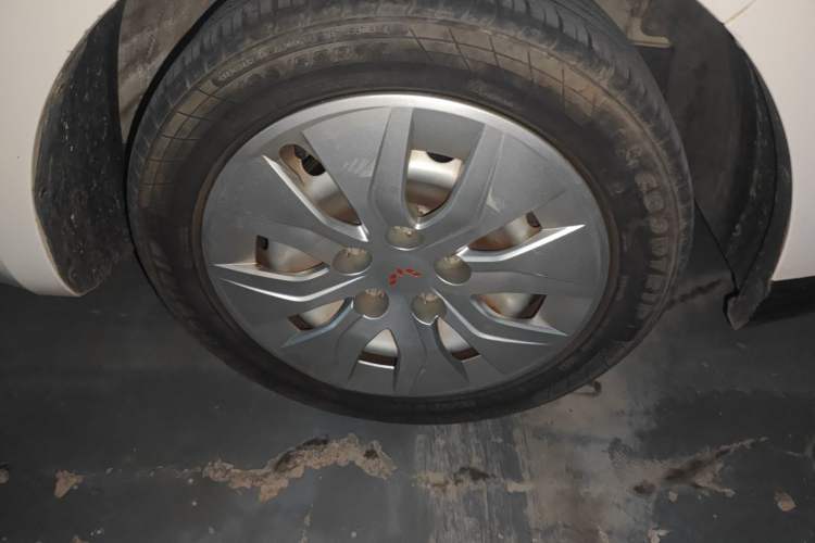 Used Wuling 730 2020 Commercial Vehicle 1.5L Manual Value Edition 7 Seats Right Front Wheel Hub