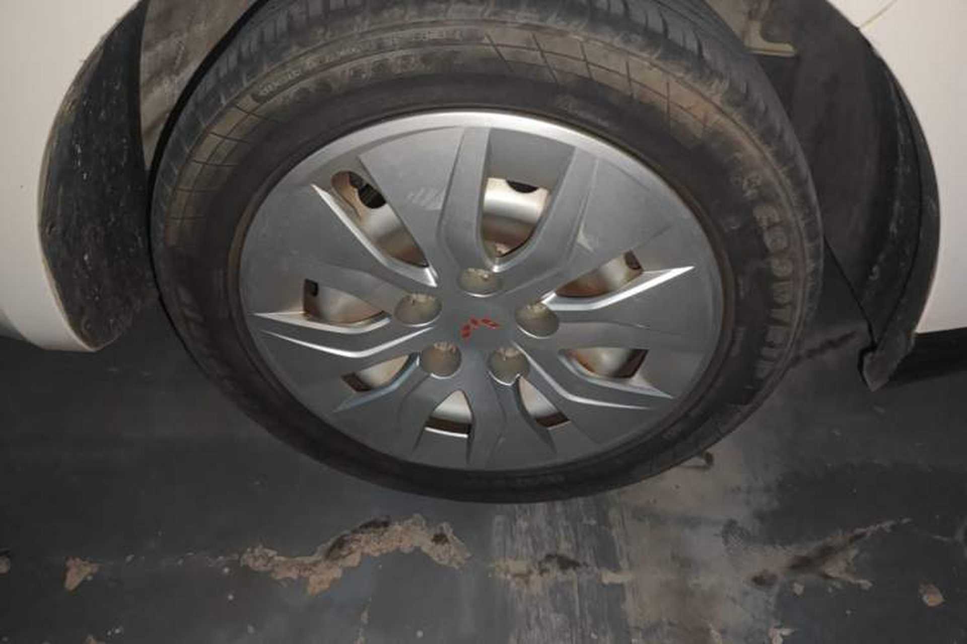 Used Wuling 730 2020 Commercial Vehicle 1.5L Manual Value Edition 7 Seats Right Front Wheel Hub