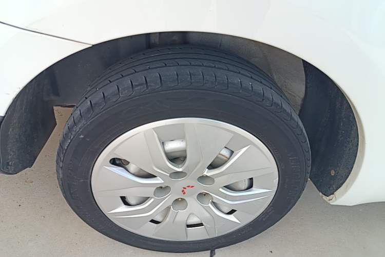 Used Wuling 730 2020 Commercial Vehicle 1.5L Manual Value Edition 8 Seats Right Rear Wheel Hub