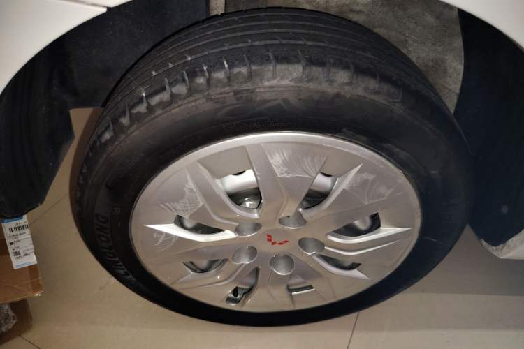 Used Wuling 730 2020 Commercial Vehicle 1.5L Manual Value Edition 7 Seats Right Rear Wheel Hub
