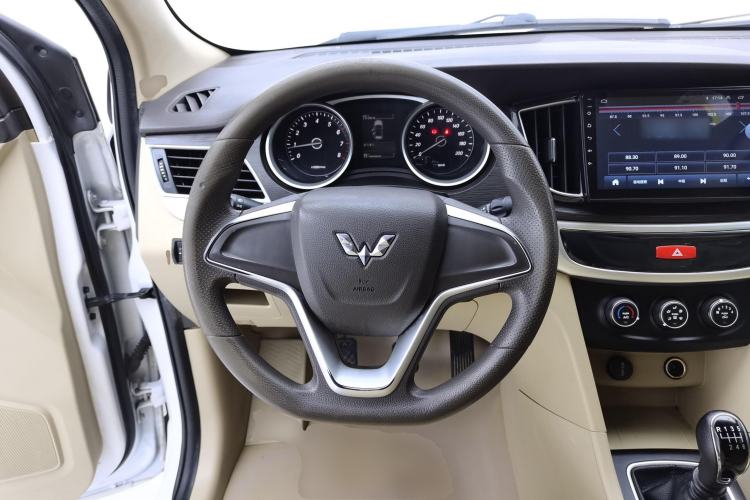 Used Wuling 730 2020 Commercial Vehicle 1.5L Manual Value Edition 7 Seats Steering Wheel