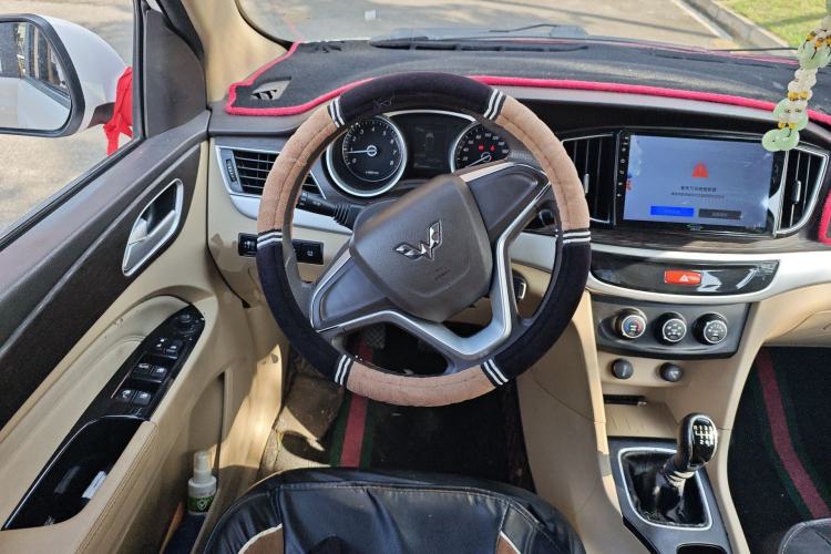 Used Wuling 730 2020 Commercial Vehicle 1.5L Manual Value Edition 7 Seats Steering Wheel
