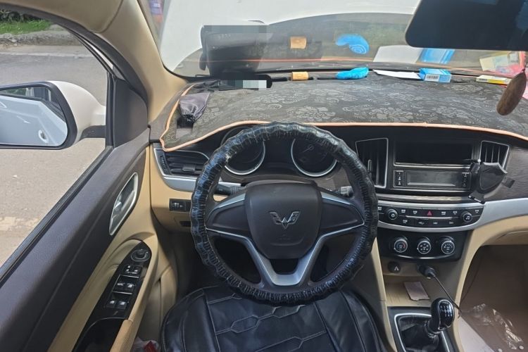 Used Wuling 730 2020 Commercial Vehicle 1.5L Manual Value Edition 7 Seats Steering Wheel