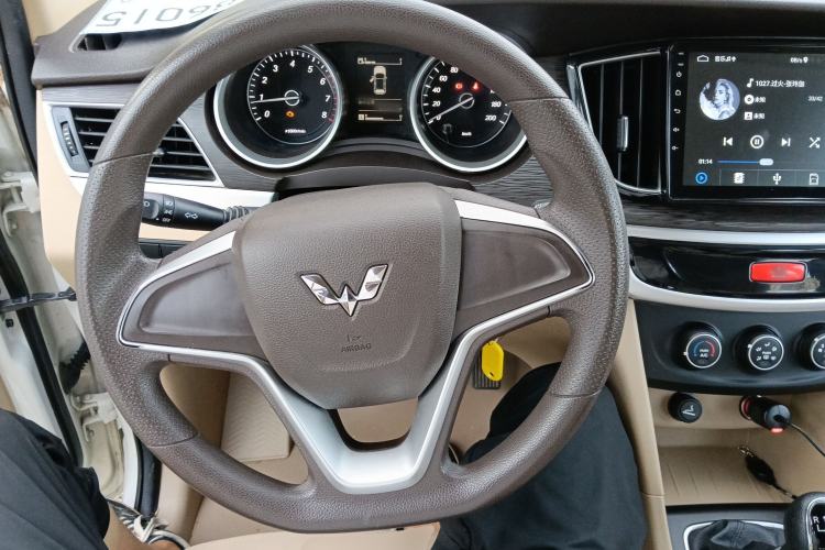 Used Wuling 730 2020 Commercial Vehicle 1.5L Manual Value Edition 7 Seats Steering Wheel