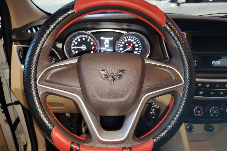 Used Wuling 730 2020 Commercial Vehicle 1.5L Manual Value Edition 7 Seats Steering Wheel