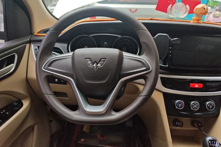 Used Wuling 730 2020 Commercial Vehicle 1.5L Manual Value Edition 7 Seats Steering Wheel