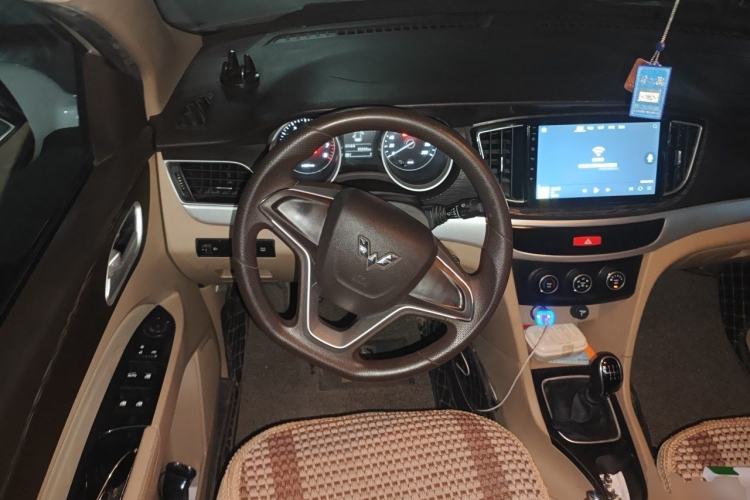 Used Wuling 730 2020 Commercial Vehicle 1.5L Manual Value Edition 7 Seats Steering Wheel