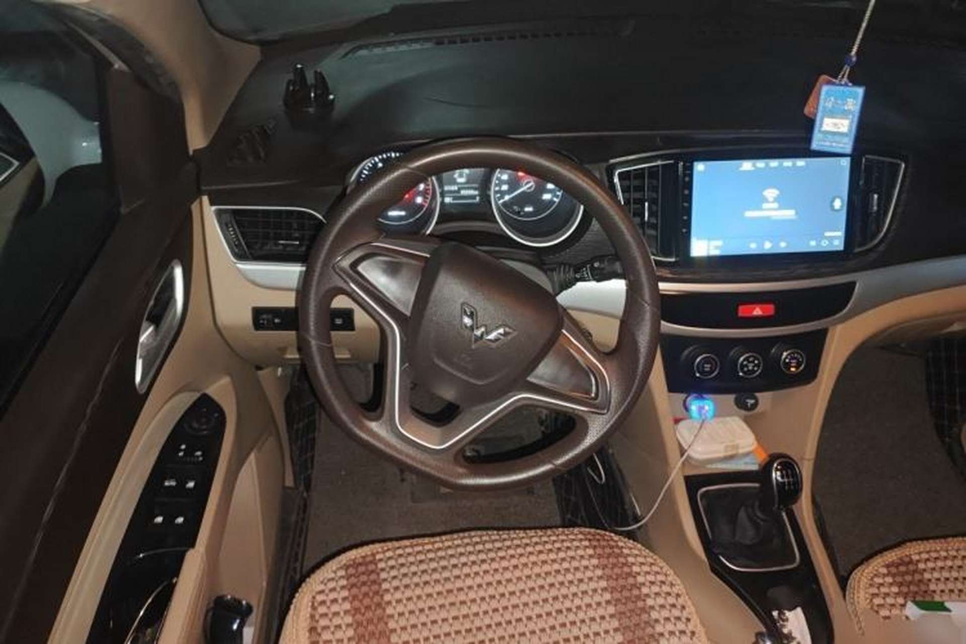 Used Wuling 730 2020 Commercial Vehicle 1.5L Manual Value Edition 7 Seats Steering Wheel