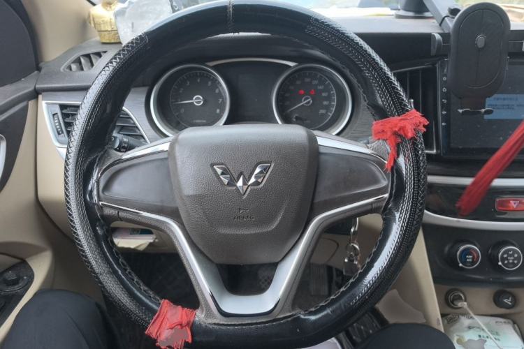Used Wuling 730 2020 Commercial Vehicle 1.5L Manual Value Edition 7 Seats Steering Wheel