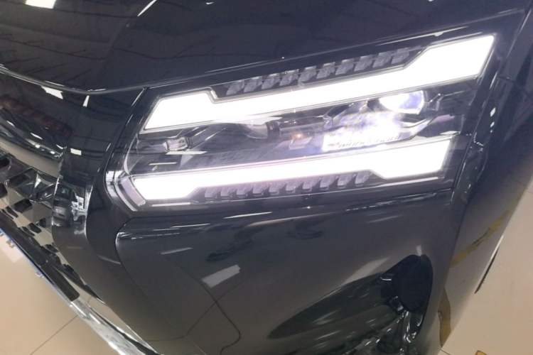 Used Wuling 730 2025 Model 1.5T CVT Elite Edition Left Front Headlight