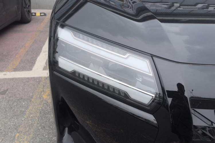 Used Wuling 730 2025 Model 1.5T CVT Elite Edition Right Front Headlight