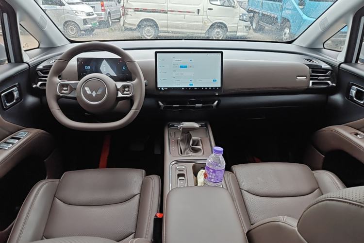 Used Wuling 730 2025 Model 1.5T CVT Elite Edition Center Console