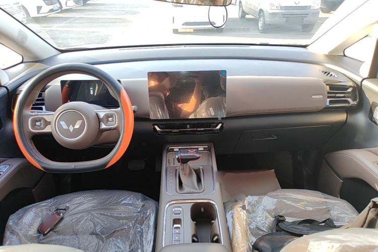 Used Wuling 730 2025 Model 1.5T CVT Elite Edition Center Console