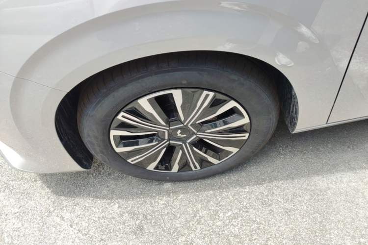 Used Wuling 730 2025 Model 1.5T CVT Elite Edition Left Front Wheel Hub