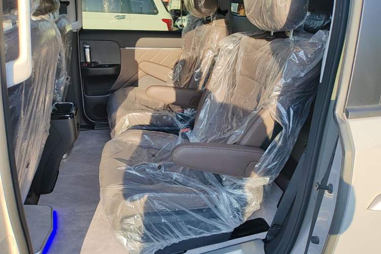 Used Wuling 730 2025 Model 1.5T CVT Elite Edition Left Rear Seat