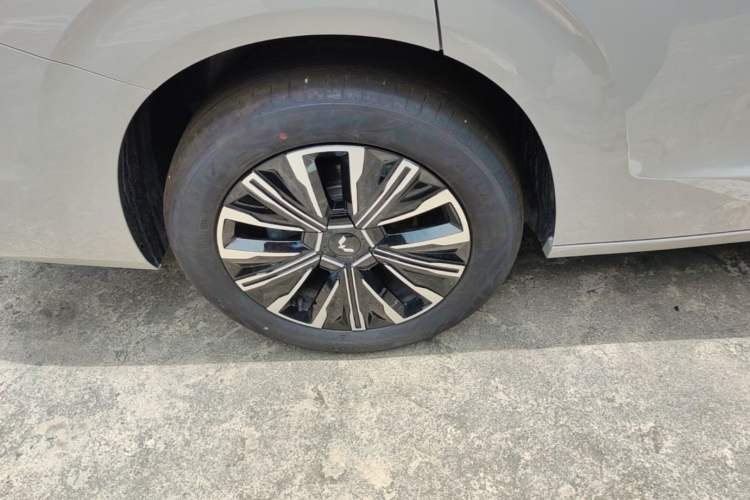 Used Wuling 730 2025 Model 1.5T CVT Elite Edition Right Rear Wheel Hub