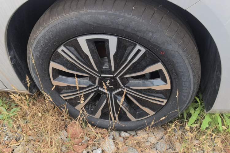 Used Wuling 730 2025 Model 1.5T CVT Elite Edition Right Front Wheel Hub