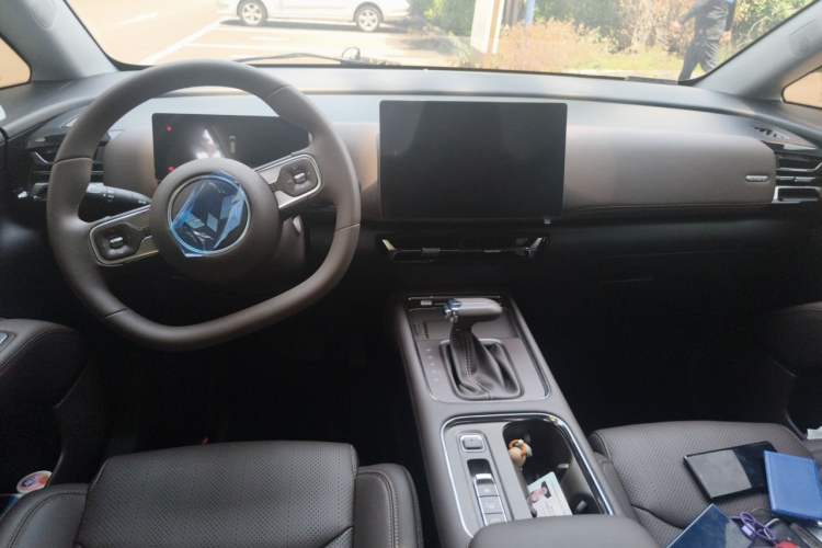 Used Wuling 730 2025 Model 1.5T CVT Elite Edition Center Console