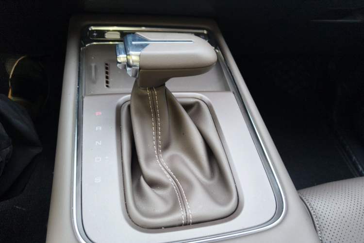 Used Wuling 730 2025 Model 1.5T CVT Elite Edition Gear Lever