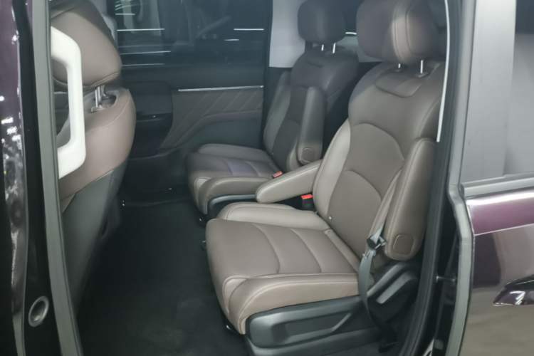 Used Wuling 730 2025 Model 1.5T CVT Elite Edition Left Rear Seat
