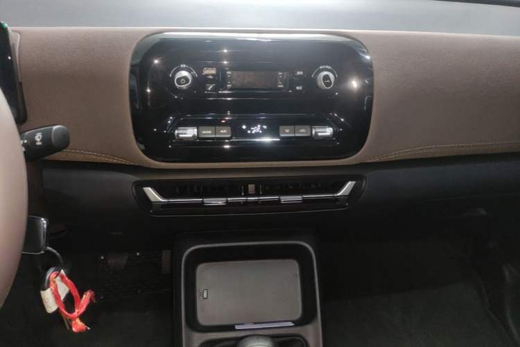 Used Wuling 730 2025 Model 1.5T 6MT Comfort Edition Audio And AC Panel