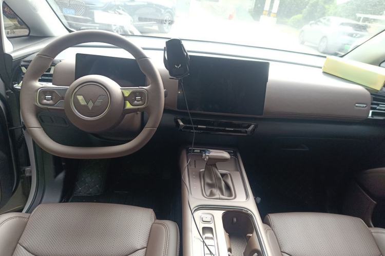 Used Wuling 730 2025 Model 1.5T CVT Elite Edition Center Console