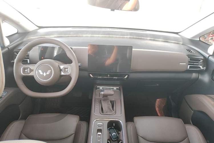 Used Wuling 730 2025 Model 1.5T CVT Elite Edition Center Console