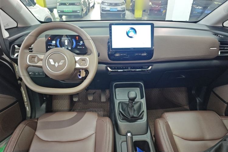 Used Wuling 730 2025 Model 1.5T 6MT Comfort Edition Center Console