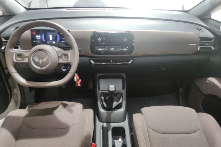 Used Wuling 730 2025 Model 1.5T 6MT Comfort Edition Center Console