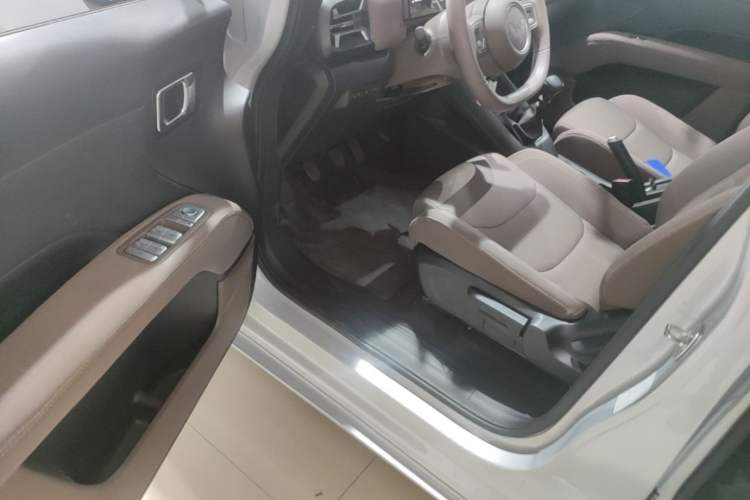 Used Wuling 730 2025 Model 1.5T 6MT Comfort Edition Driver Seat