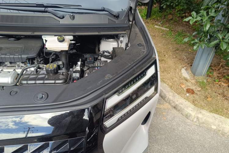 Used Wuling 730 2025 Model 1.5T CVT Elite Edition Engine Bay Left